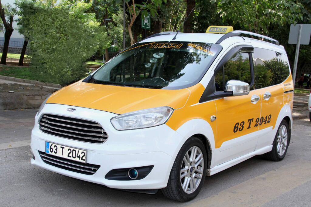 Siverek Taksi Ford Courier - VIP taksi hizmeti, yan görünüm